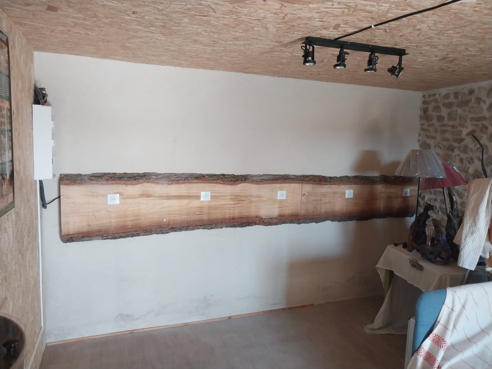 Pose de prises sur une planche en bois